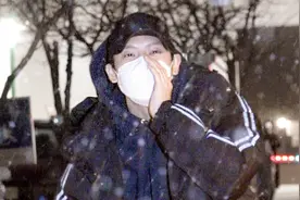 BTOB李旼赫，大雪也抵挡不住上班之路，英俊帅气！视频封面