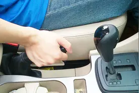 汽车手刹不松，继续开几公里会有什么影响？看完长知识视频封面