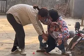 姑姑帮2岁娃擦屁股被臭到连连呕吐 孩子妈妈：感觉特别搞笑视频封面