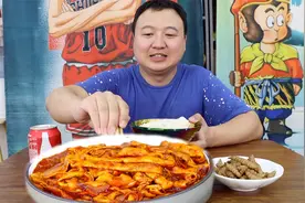老丈人送阿强点牛小肠，简单做个韩式辣炒牛小肠，麻辣鲜香，过瘾视频封面