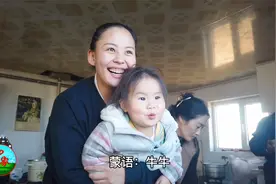 出生在牛群边儿上多幸福，挤牛奶直接喝，小朋友身体倍儿棒！视频封面