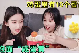 一颗鸡蛋竟有10个蛋黄？泡面里放入生鸡蛋，会变出黄金咸蛋黄