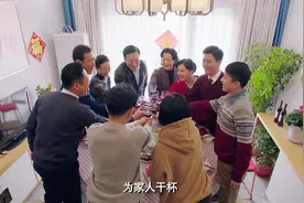 我最爱的家人：海燕和铁军终成眷属，一家人举起酒杯，为家人干杯视频封面