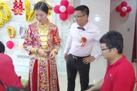 福建一土豪结婚，新娘一身打扮尽显贵气，猜猜看一身价值多少钱视频封面