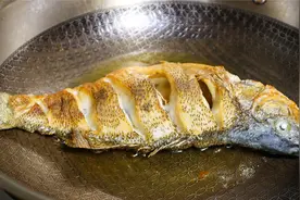 今天才知道，这样煎鱼不粘锅，不破皮，方法简单，看完你也会！视频封面