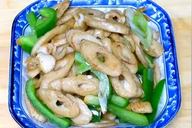青椒炒面筋，外焦里嫩，一道美味的家常菜，做法简单，一看就会。
