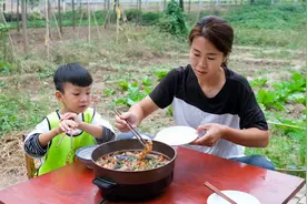 小勇买了条草鱼，拿两罐啤酒吨，鱼肉鲜嫩不腥，太好吃了