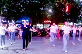 美容店员工，美女们集体跳广场舞《感觉自己萌萌哒》，欢快又迷人