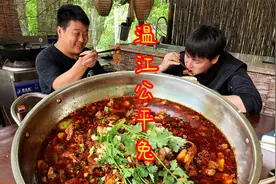 小罗的宠物兔德哥拿来做温江公平兔，小罗不光吃得香，还拌面吃视频封面