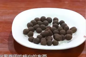 专家讲解“蜜制敷贴药丸”，中药磨成粉制作而成，效果非常神奇。视频封面