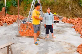 楼面打好混泥土第6天，正式开始砌第二层，二层全部选择砌盒子墙