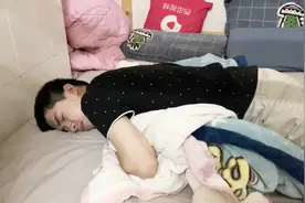 杰哥每天直播四小时，胃疼难受病倒了，身体素质太差了视频封面