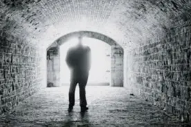 如果世界上只剩你一人，听到敲门声你会开门吗？门外可能是你自己视频封面