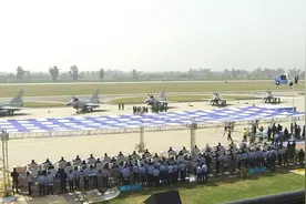 巴基斯坦引进中国歼-10CE战机，为何仅用8个月就实现交付？视频封面