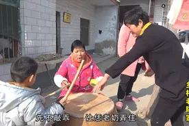 邻居老奶的鼓烂个洞，拎来让真真拿胶带补，龙龙好奇管用吗？