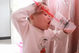 娇娇上学弟弟在家，无聊这样喝奶茶