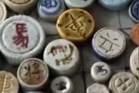经典传奇：象棋起源宋朝，男子竟说有唐朝的棋子，究竟是真是假？视频封面