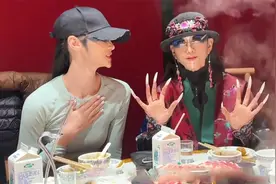 敬业又自律！杨丽萍为演出10天不吃饭，结束后火锅只炫半斤肉视频封面