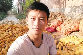 农民也变聪明了，这样装玉米省劲也省时，看看小伙怎么做的视频封面