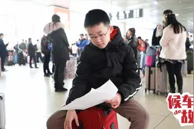 小学生火车站候车背《劝学》：可以锻炼注意力视频封面