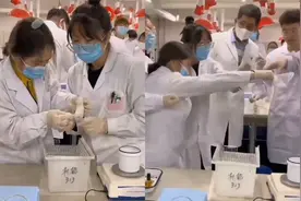 高校女生用老鼠做实验，硬头皮操作发出尖叫！网友：老鼠瑟瑟发抖视频封面
