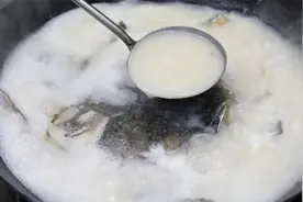 鱼汤这样炖才好喝，不要直接下锅炖，教你3个技巧，汤浓洁白不腥视频封面