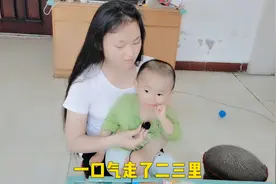 一岁宝宝看见姐姐拍视频，直接开口背诗讲故事，小奶音把心都萌化视频封面