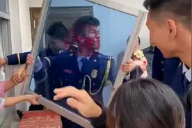消防员接亲时拆窗户走红 作者回应：早前视频，窗户拆完又装上了视频封面