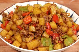 把土豆切成丁，实在太好吃了，天天吃都不腻，营养好吃又解馋