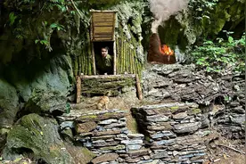 在荒野中徒步探险时，在一处完美石墙中，建造一座坚不可摧的石屋视频封面