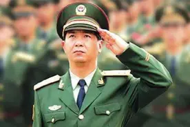 用左手敬礼的将军：对越作战炸断右臂，断臂插在腰间回国视频封面