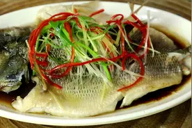 清蒸鱼千万不要放盐和料酒，教你正确做法，鲜嫩多汁，不柴不腥