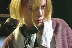 女孩意外困在乡下小镇，被拴着狗链欺负，真实展现人性丑恶的电影视频封面