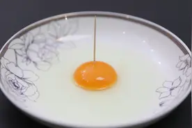 把牙签插在蛋黄上，普通鸡蛋、土鸡蛋一眼就能辨别，不要再买错了视频封面