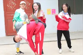 搞笑童年：小时候和小伙伴玩跳山羊，每次玩的都很开心，真怀念