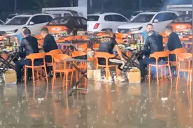 风雨无阻！4男子雨中喝酒吃火锅，网友：这是谁先起身谁买单吗视频封面