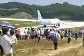 广西玉林机场成“景区”，近千人围观飞机起降，机场：将维持秩序视频封面