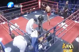 日本冠军身披国旗来华挑战！魏锐变线踢KO，医护人员担架抬走！视频封面