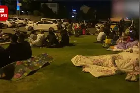 大理震感强烈市民洱海公园内搭帐篷：彻夜聊天气氛较为轻松视频封面