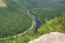 蒸汽火车鸣笛穿过莱海峡谷，这轰鸣声比飞机引擎还吵视频封面