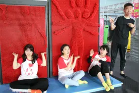 短剧：小伙伴们玩“3D立体墙”，竟然拼出了三头六臂，真厉害视频封面
