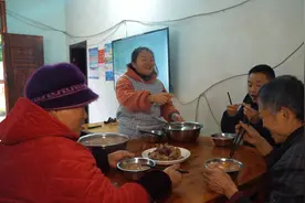 媳妇今天在家做汤圆，所有的甜，都要经过自己亲手的揉搓熬煮