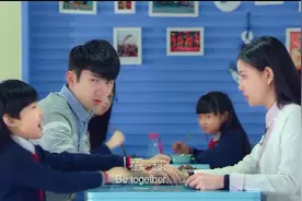 龙拳小子：林秋楠看见舅舅安老师坐一起，就撮合他俩在一起，好尴