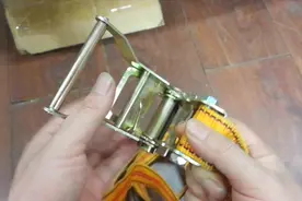 发现一个给废纸壳打包的好方法！这个捆绑的真紧