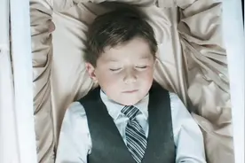 小孩死而复生，妈妈每天都把他抱在怀里，可爸爸看到的却是玩偶视频封面