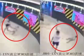 监拍曝光！31岁男子因孩子被推倒，踹伤7岁男童，警方：依法行拘视频封面