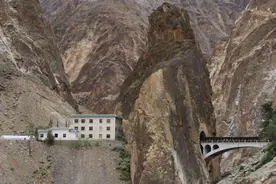 中国这座桥戒备森严，武警常年驻扎，过此桥不允许停车和拍照