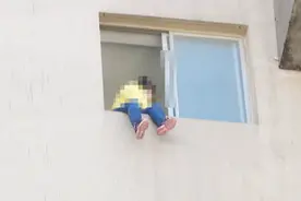 西安路高层一女子坐11楼窗台双腿伸出 一边撕纸一边大哭——
