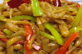 茄子丝跟辣椒丝放在一起炒，居然这么好吃，茄子不生不油腻，绝了视频封面