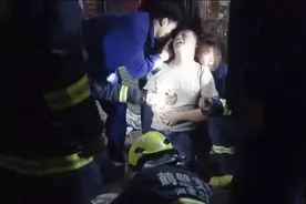 河南鹤壁3岁女童坠深井 父亲井口崩溃 15岁少年挺身而出入井救人视频封面